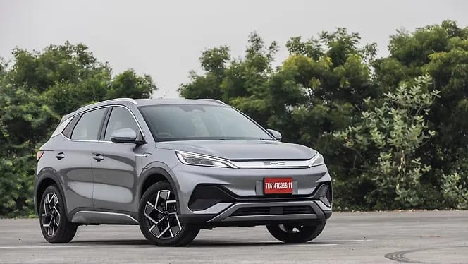 Discover BYD Atto 3 EV India: 468–521 km ARAI range, Blade Battery tech, 7‑airbags, sunroof, fast charging—priced ₹24.99‑33.99 Lakh. Full review & specs.