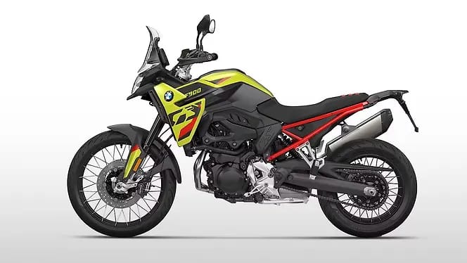 Watch the BMW F 900 GS Review—895 cc parallel‑twin, 105 hp, TFT display, heated grips, cornering ABS, and off‑road ergonomics at ₹13.75 Lakh ex‑showroom. In‑depth review here!