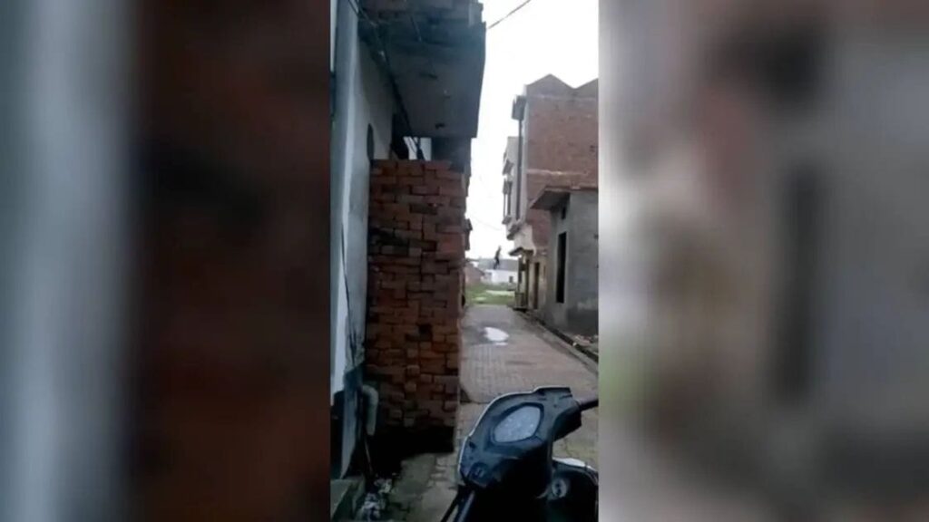 Half-naked man jumps from balcony, Watch the viral video of escape his married girlfriend’s home after her husband returns unexpectedly.