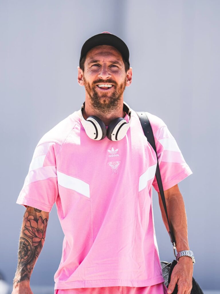 Fans love football royalty. Messi shares his career journey, family glimpses, and branded content in Spanish (often with English), making it global.