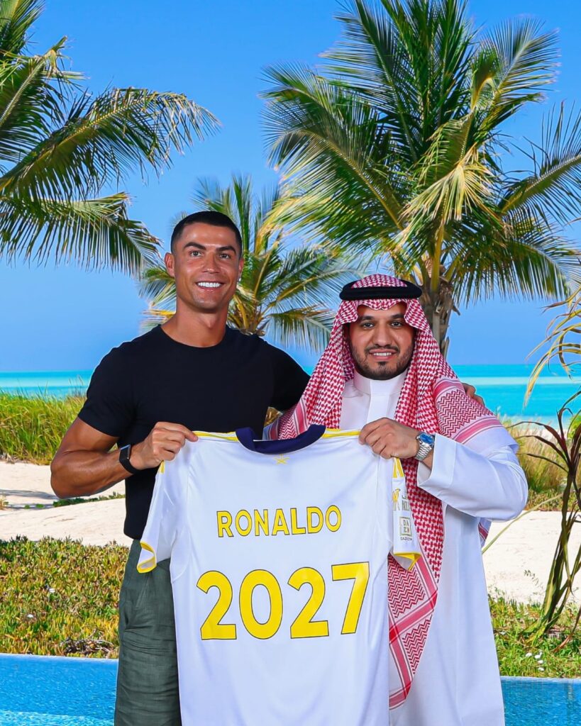 What fuels his fame: Beyond football, he shares training, family moments, partnerships—and truly connects with fans. He’s the most-followed person on Instagram.