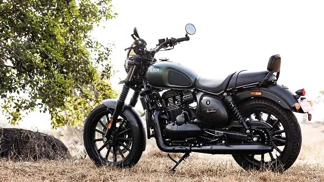 The new Yezdi Roadster 334cc with 12.5 L fuel tank in 7 variants starting at ₹2.09 L. Specs, Features, Pricing & Review.