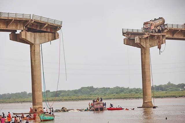 Gambhira Bridge Collapse Vadodara – 9+ Killed as Vehicles Plunge Into River | Full Report